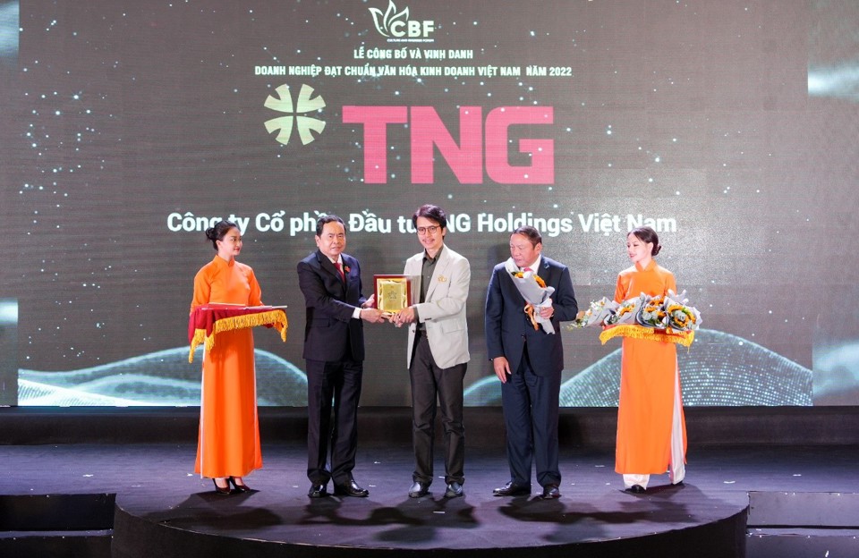 Đại diện TNG Holdings Vietnam nhận bằng khen từ ban tổ chức.