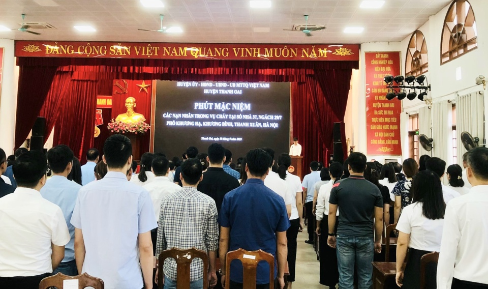 1 ph&uacute;t mặc niệm c&aacute;c nạn nh&acirc;n tử vong trong vụ ch&aacute;y tại phường Khương Đ&igrave;nh, quận Thanh Xu&acirc;n.