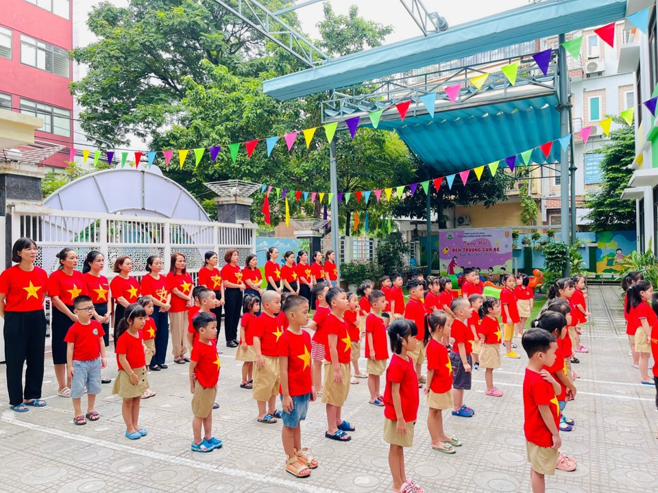 Gi&aacute;o vi&ecirc;n, học sinh c&aacute;c trường tr&ecirc;n địa b&agrave;n quận Ba Đ&igrave;nh d&agrave;nh một ph&uacute;t tưởng niệm những nạn nh&acirc;n trong vụ ch&aacute;y chung cư mini tại quận Thanh Xu&acirc;n.&nbsp;