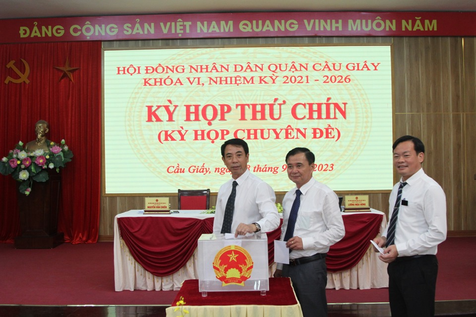 C&aacute;c đại biểu bỏ phiếu bầu Ph&oacute; Chủ tịch UBND quận Cầu Giấy nhiệm kỳ 2021 - 2026.