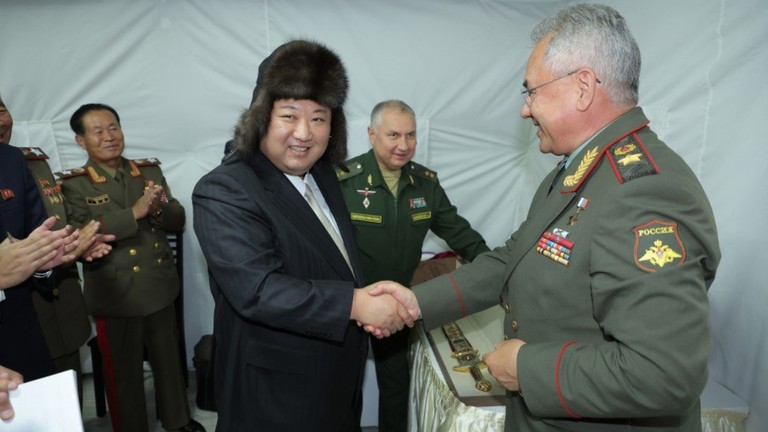 &Ocirc;ng Kim Jong-un bắt tay Bộ trưởng Quốc ph&ograve;ng Nga. Ảnh: KCNA