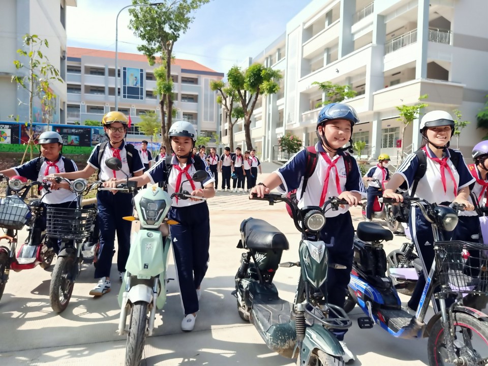Hiện 100% học sinh Trường THCS Tam Phước (TP Bi&ecirc;n H&ograve;a, Đồng Nai) đều đội mũ bảo hiểm khi l&aacute;i xe đạp điện.