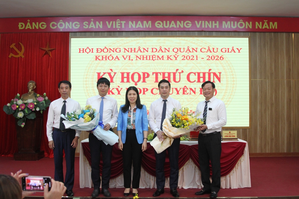 Thường vụ quận Cầu Giấy tặng hoa ch&uacute;c mừng t&acirc;n Trưởng Ban D&acirc;n vận (thứ 2 từ b&ecirc;n tr&aacute;i sang) v&agrave; t&acirc;n Ph&oacute; Chủ tịch UBND quận Cầu Giấy (thứ 2 từ b&ecirc;n phải sang).