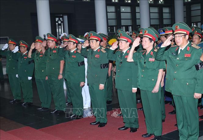 Đo&agrave;n Qu&acirc;n ủy Trung ương - Bộ Quốc ph&ograve;ng do Đại tướng Phan Văn Giang, Ủy vi&ecirc;n Bộ Ch&iacute;nh trị, Ph&oacute; B&iacute; thư Qu&acirc;n ủy Trung ương, Bộ trưởng Bộ Quốc ph&ograve;ng dẫn đầu, viếng Thượng tướng Nguyễn Ch&iacute; Vịnh.&nbsp;