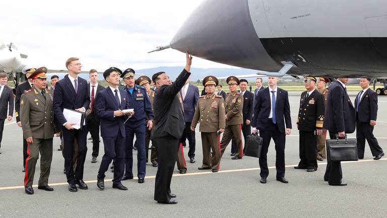 Chủ tịch Triều Ti&ecirc;n Kim Jong-un thăm căn cứ qu&acirc;n sự Nga tại Vladivostok h&ocirc;m 16/9. Ảnh: Sputnik