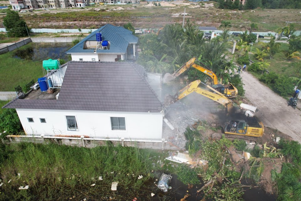 Phú Quốc: Cưỡng chế 14 căn biệt thự xây dựng trái phép - Ảnh 1