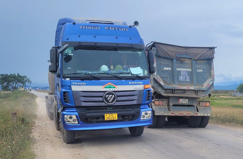 C&aacute;c phương tiện vận tải chen ch&uacute;c nhau tr&ecirc;n đường huyện (ĐH20), g&acirc;y nhiều kh&oacute; khăn, nguy hiểm cho người tham gia giao th&ocirc;ng