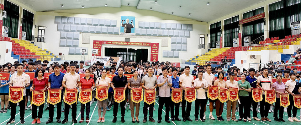 Ban Tổ chức trao cờ lưu niệm cho c&aacute;c đội tham dự giải.