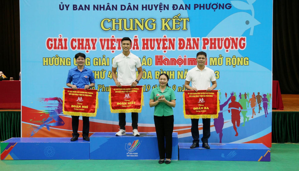 Chủ tịch Ủy ban MTTQ huyện Đan Phượng Phạm Thị Kim Oanh trao giải cho c&aacute;c đo&agrave;n tham dự giải.