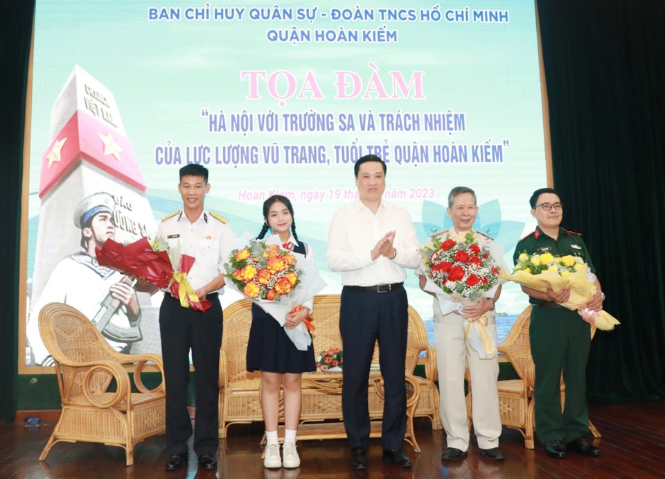 Ph&oacute; B&iacute; thư Thường trực Quận ủy Ho&agrave;n Kiếm Nguyễn Quốc Kh&aacute;nh tặng hoa ch&uacute;c mừng kh&aacute;ch mời tham gia tọa đ&agrave;m