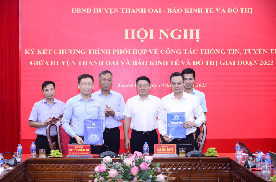 Báo Kinh tế & Đô thị và UBND huyện Thanh Oai ký kết chương trình phối hợp công tác thông tin, tuyên truyền giai đoạn 2023 - 2025. Ảnh: Ánh Ngọc