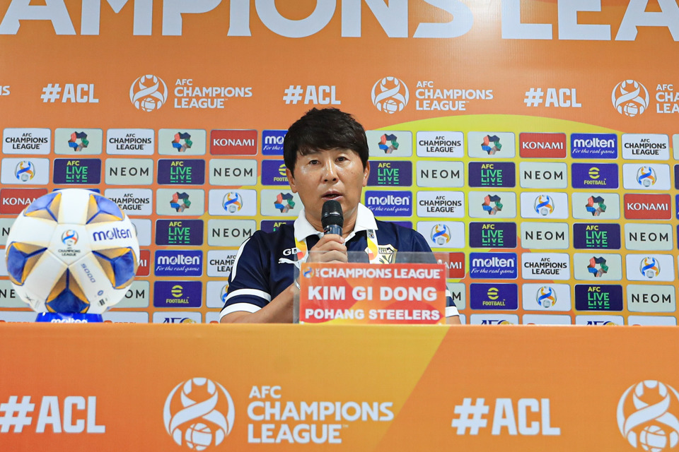 HLV trưởng CLB Pohang Steelers Kim Gi-dong tại buổi họp b&aacute;o.
