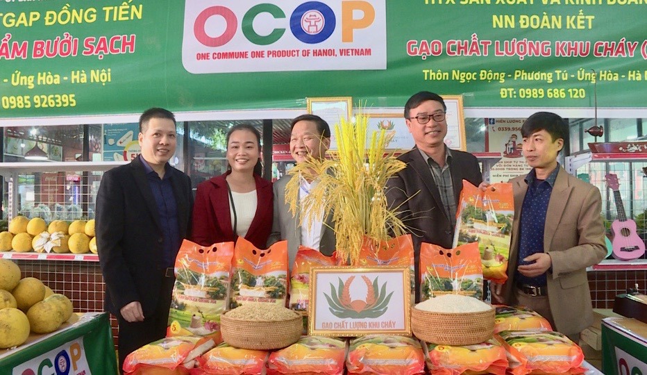 Sản phẩm gạo chất lượng Khu Cháy được giới thiệu tại một hội chợ xúc tiến thương mại tại Hà Nội. Ảnh: Lâm Nguyễn