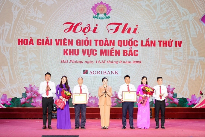 Ban tổ chức Hội thi trao giải Nh&igrave; cho đội thi của TP H&agrave; Nội v&agrave; tỉnh Vĩnh Ph&uacute;c. Ảnh: Kh&aacute;nh Huy