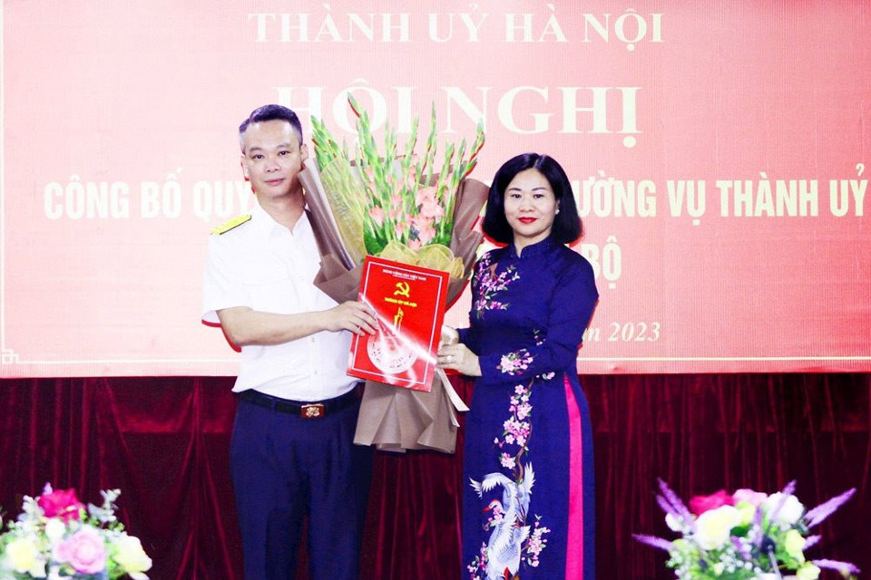 Ph&oacute; B&iacute; thư Thường trực Th&agrave;nh uỷ H&agrave; Nội Nguyễn Thị Tuyến trao quyết định v&agrave; tặng hoa ch&uacute;c mừng &ocirc;ng Vũ Mạnh Cường. Ảnh: Phạm H&ugrave;ng