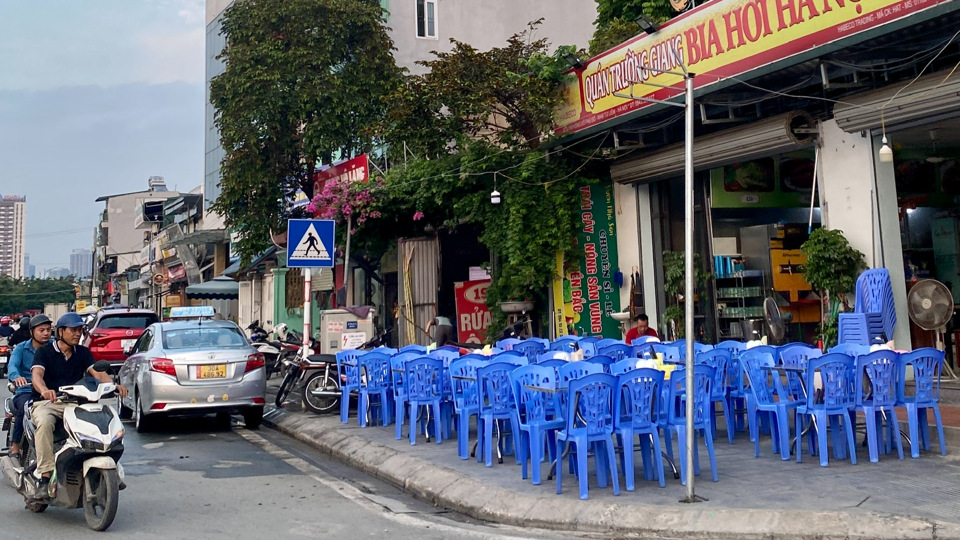 H&agrave;ng qu&aacute;n đua nhau chiếm dụng vỉa h&egrave; l&agrave;m nơi kinh doanh.