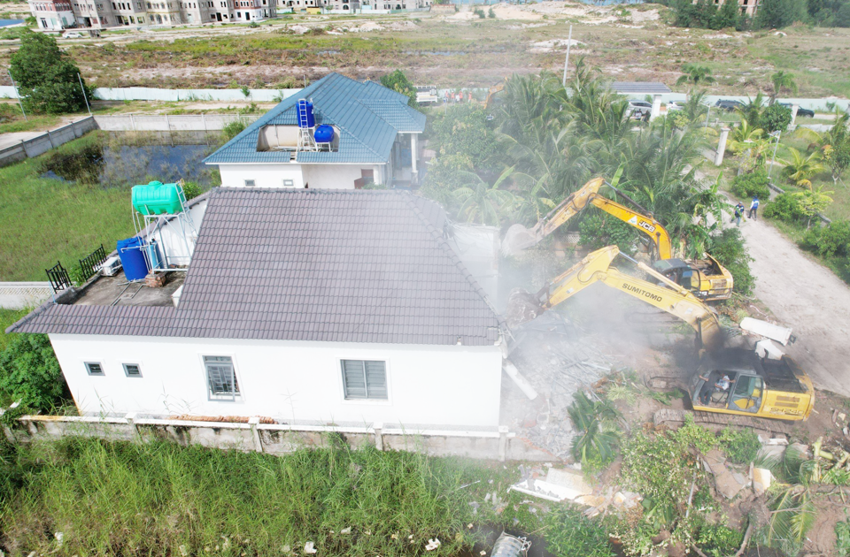 Để th&aacute;o dỡ 14 căn thự ng&agrave;y 18/9, ch&iacute;nh quyền TP Ph&uacute; Quốc đ&atilde; huy động hơn 100 người tham gia cưỡng chế v&agrave; nhiều m&aacute;y x&uacute;c được điều đến để thực hiện c&ocirc;ng việc. Ảnh Hữu Tuấn