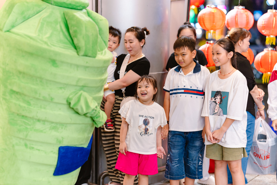 Mascot si&ecirc;u bồn Plasman T&acirc;n &Aacute; Đại Th&agrave;nh l&agrave;m c&aacute;c em nhỏ th&iacute;ch th&uacute;