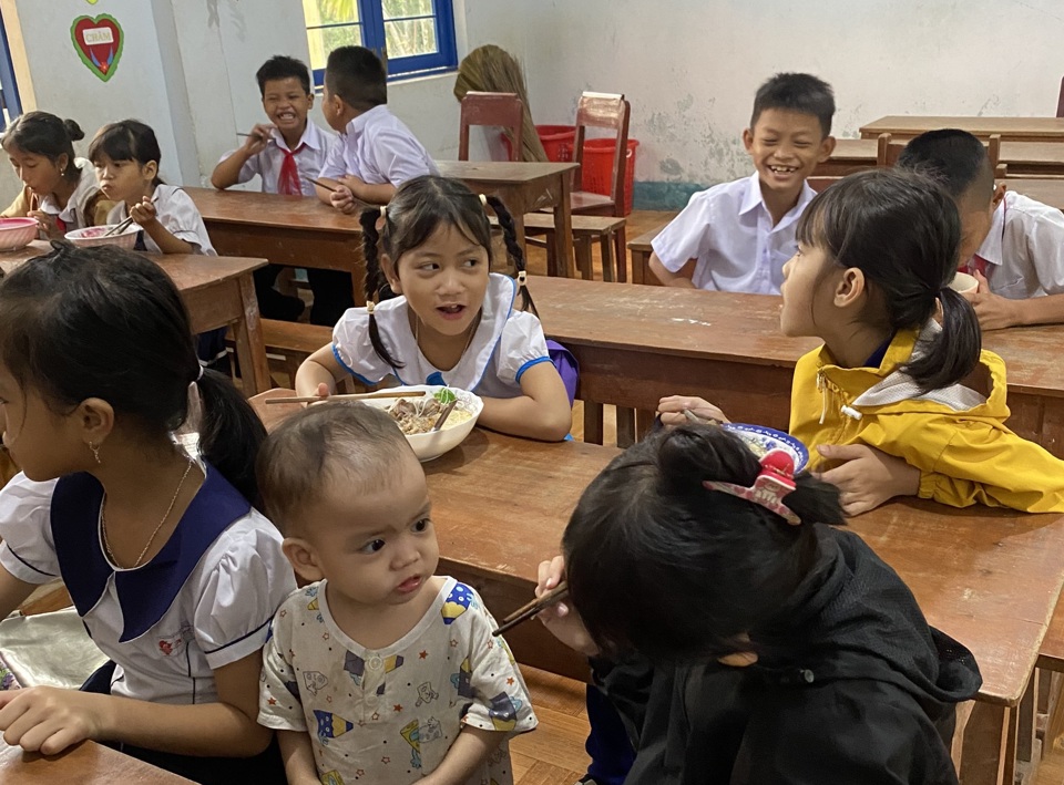 C&aacute;c em học sinh h&agrave;o hứng thưởng thức bữa s&aacute;ng do Đo&agrave;n x&atilde; H&agrave;nh Dũng thực hiện&nbsp;(ảnh H&agrave; Phương).