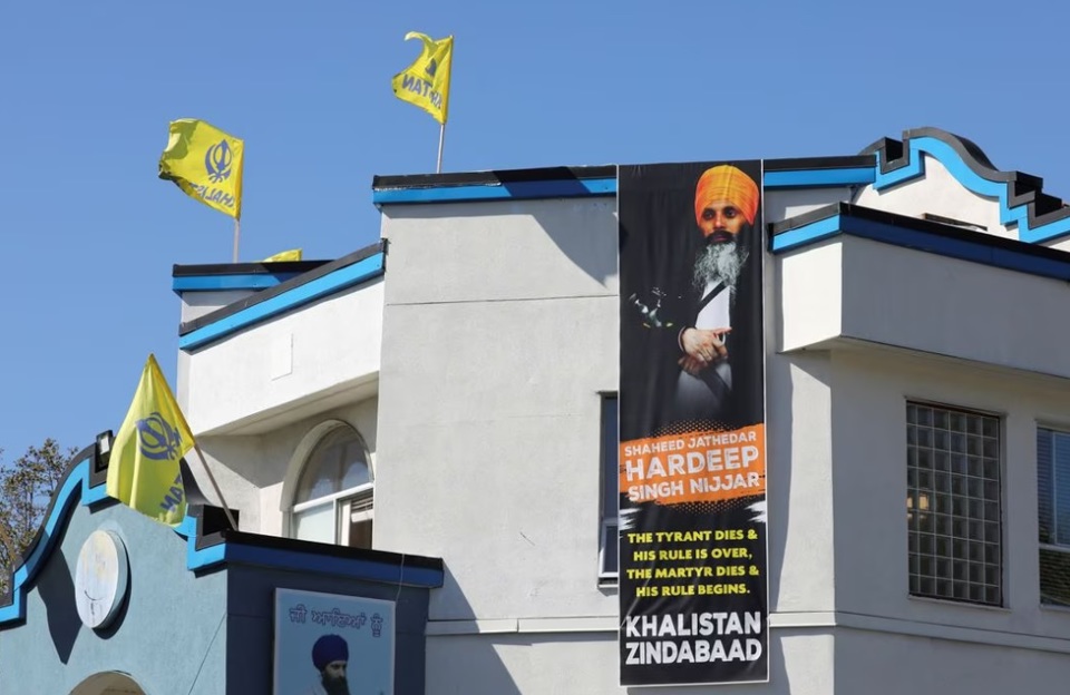 Một tấm biển b&ecirc;n ngo&agrave;i ng&ocirc;i đền Guru Nanak Sikh Gurdwara&nbsp; xuất hiện sau vụ s&aacute;t hại thủ lĩnh đạo Sikh Hardeep Singh Nijjar&nbsp; ở Surrey, British Columbia, Canada ng&agrave;y 18/9/2023. Ảnh: REUTERS