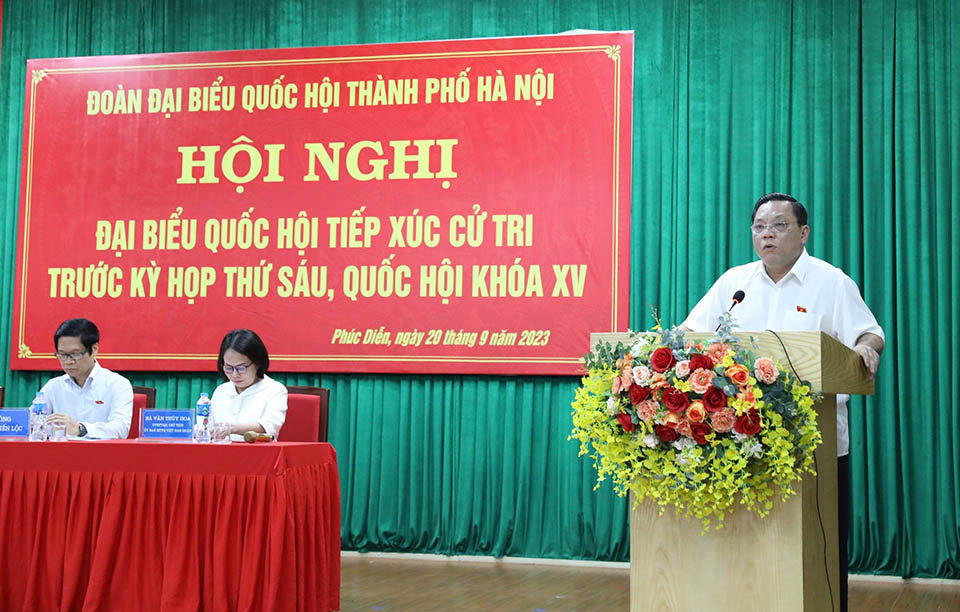 Trung tướng Nguyễn Hải Trung - &nbsp;Gi&aacute;m đốc C&ocirc;ng an TP báo cáo tại&nbsp;hội nghị tiếp x&uacute;c cử tri.
