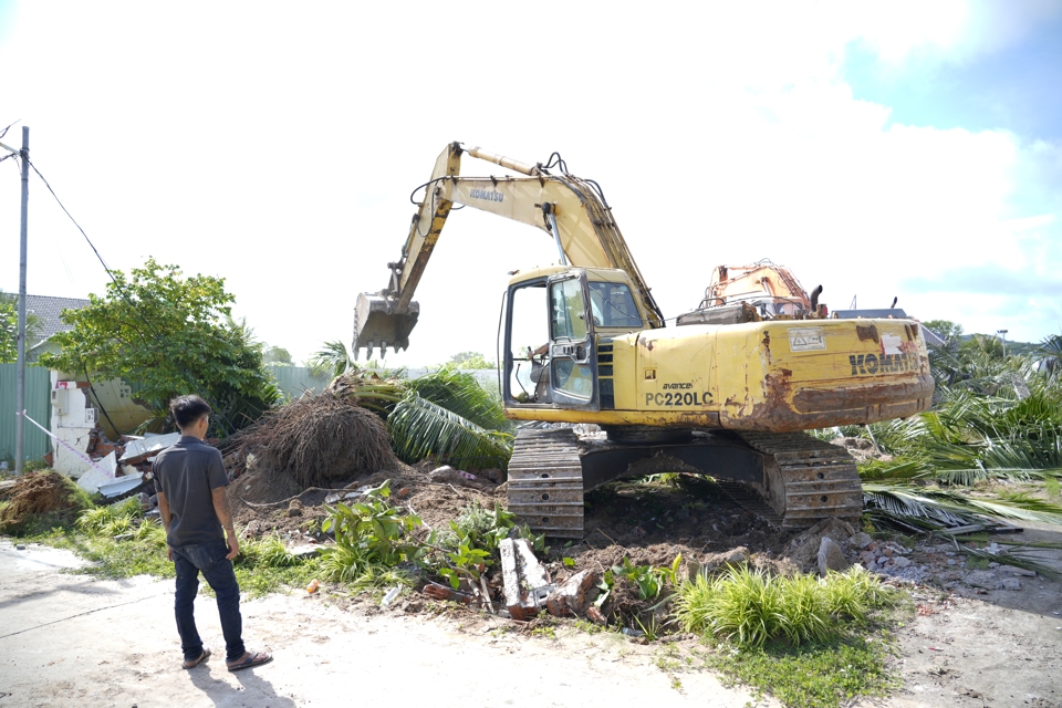 Chỉ trong 1 ng&agrave;y UBND TP Ph&uacute; Quốc đ&atilde; ho&agrave;n tất cưỡng chế 14 căn biệt thự x&acirc;y dựng tr&aacute;i ph&eacute;p tr&ecirc;n đất c&ocirc;ng. Dự kiến thời gian tới ch&iacute;nh quyền TP Ph&uacute; Quốc sẽ tiếp tục cưỡng chế th&ecirc;m 6 căn biệt thự tại khu vực n&oacute;i tr&ecirc;n.