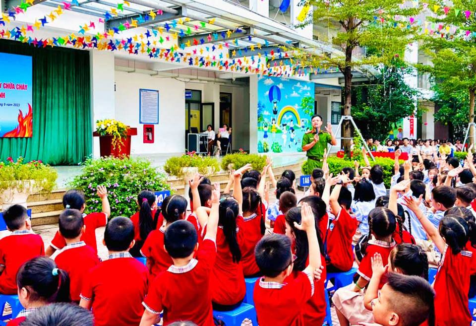 Tập huấn PCCC tại trường học trong năm học 2023-2024 của phường Ph&uacute; Lương.
