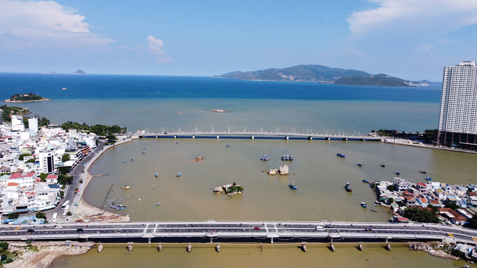 Cầu X&oacute;m B&oacute;ng v&agrave; cầu Trần Ph&uacute; l&agrave; hai c&acirc;y cầu ch&iacute;nh kết nối từ ph&iacute;a Bắc v&agrave;o trung t&acirc;m TP Nha Trang. Việc th&ocirc;ng xe cầu X&oacute;m B&oacute;ng sẽ giảm &ugrave;n ứ giao th&ocirc;ng cho cầu Trần Ph&uacute;, tạo điều kiện ph&aacute;t triển kinh tế x&atilde; hội v&agrave; du lịch khu vực ph&iacute;a Bắc.