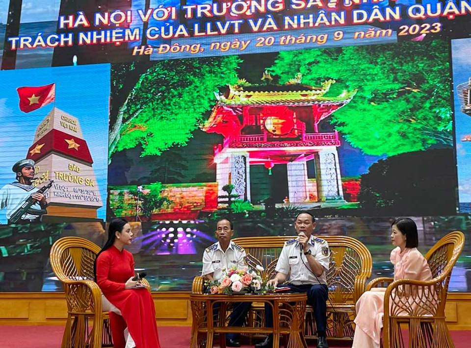 Đại t&aacute; Trần Hữu Minh, thượng t&aacute; Ng&ocirc; Văn X&ocirc; v&agrave; chị Nguyễn Thị Hải &Acirc;u chia sẻ tại tọa đ&agrave;m