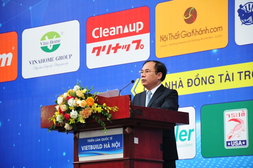 Thứ trưởng Bộ X&acirc;y dựng Nguyễn Văn Sinh ph&aacute;t biểu tại lễ khai mạc.