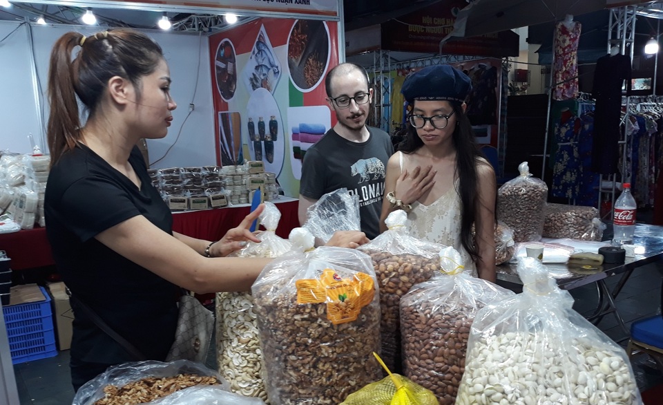 Người ti&ecirc;u d&ugrave;ng mua h&agrave;ng Việt tại Hội chợ. Ảnh: Ho&agrave;i Nam