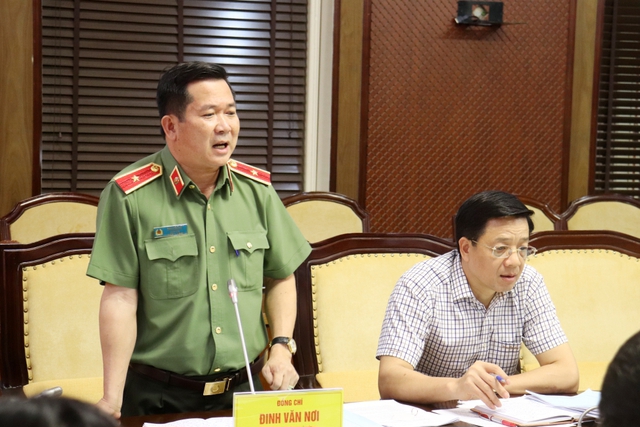 Thiếu tướng Đinh Văn Nơi - GĐ C&ocirc;ng an tỉnh Quảng Ninh ph&aacute;t biểu tại cuộc họp. Ảnh b&aacute;o QN