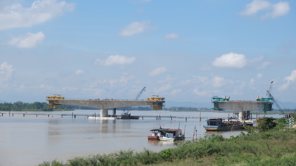 Đến thời điểm n&agrave;y, cầu vượt s&ocirc;ng d&agrave;i nhất trong dự &aacute;n cao tốc Bắc - Nam đ&atilde; dần hiện hữu h&igrave;nh h&agrave;i, nhiều nhịp đ&atilde; được nối liền, c&ocirc;ng t&aacute;c thi c&ocirc;ng đang được c&aacute;c đơn vị gấp r&uacute;t thực hiện.&nbsp;