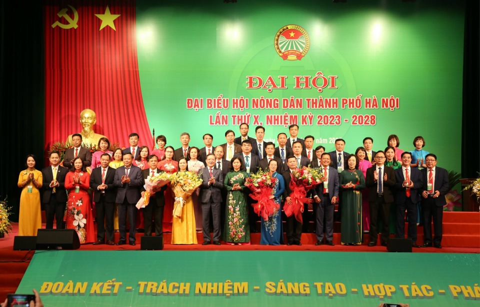 Ban Chấp h&agrave;nh Hội N&ocirc;ng d&acirc;n TP H&agrave; Nội, lần thứ X, nhiệm kỳ 2023 - 2028 ra mắt đại hội. Ảnh: Thanh Hải