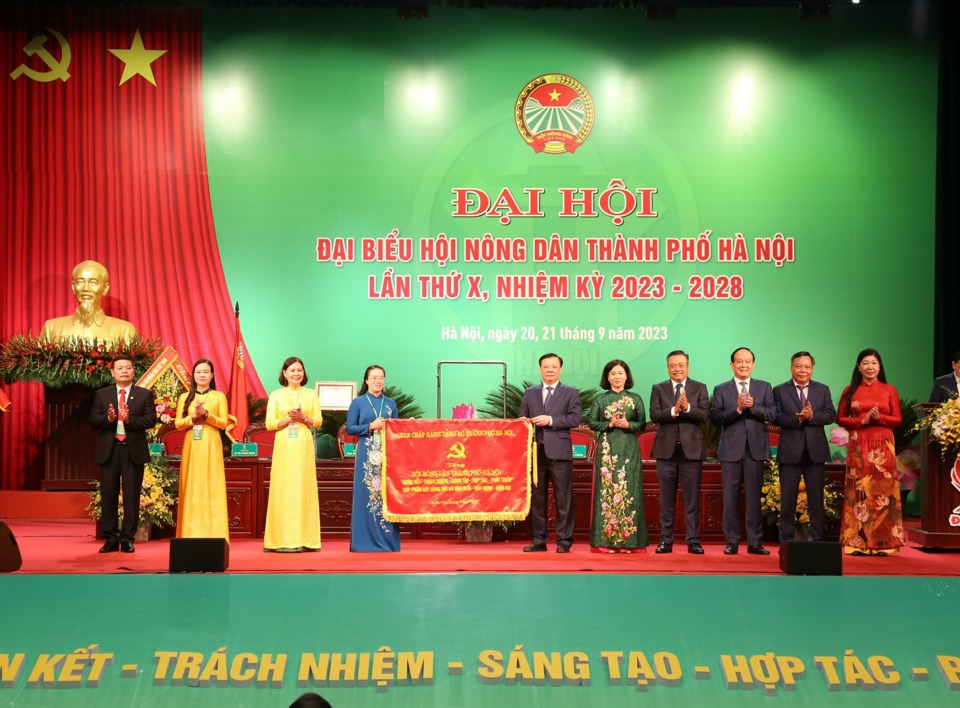 L&atilde;nh đạo Th&agrave;nh ủy - HĐND - UBND - Ủy ban MTTQ TP&nbsp; H&agrave; Nội tặng bức trướng cho đại hội. Ảnh: Thanh Hải