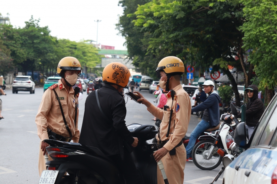 Lực lượng CSGT đang kiểm tra nồng độ cồn của người tham gia giao th&ocirc;ng. Ảnh: Duy Anh.