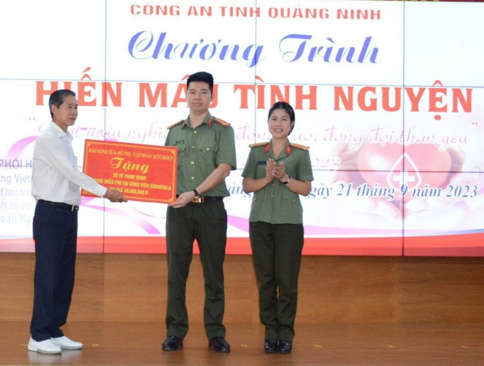 Nh&agrave; b&aacute;o Hồng Lĩnh - b&aacute;o Kinh tế &amp; Đ&ocirc; thị trao qu&agrave; của Tập đo&agrave;n Sun Group tặng c&aacute;c ch&aacute;u thiếu nhi tại chương tr&igrave;nh&nbsp;&ldquo;Giọt hồng nghĩa t&igrave;nh v&igrave; đồng b&agrave;o, đồng đội th&acirc;n y&ecirc;u" đợt 2 năm 2023. Ảnh: C&ocirc;ng an Quảng Ninh cung cấp.