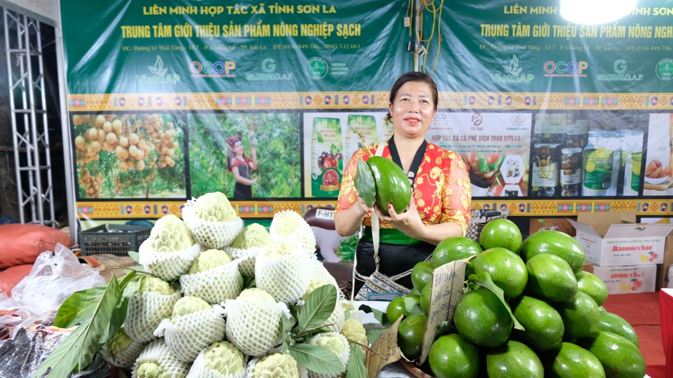 N&ocirc;ng sản của hợp t&aacute;c x&atilde; đến từ tỉnh Sơn La được giới thiệu tại một hội chợ tổ chức tại TP H&agrave; Nội năm 2023.