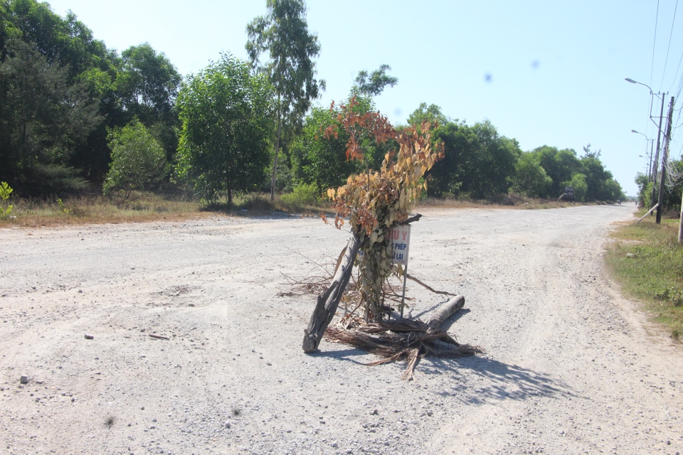 Người d&acirc;n dựng "chốt" cảnh b&aacute;o.