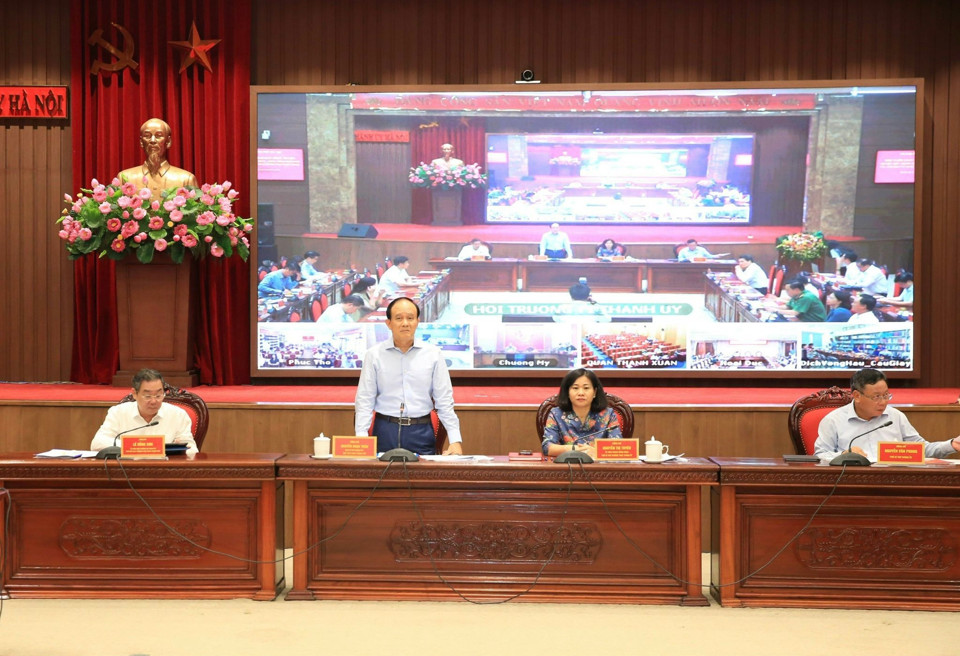 Chủ tịch HĐND TP Nguyễn Ngọc Tuấn điều h&agrave;nh phần thảo luận.
