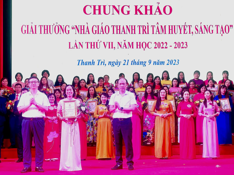 Trao "Giải thưởng nh&agrave; gi&aacute;o Thanh Tr&igrave; t&acirc;m huyết, s&aacute;ng tạo&rdquo; cho c&aacute;c nh&agrave; gi&aacute;o xuất sắc.