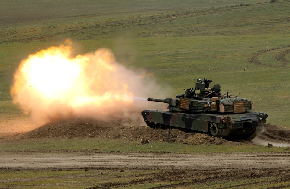 Xe tăng Abrams của Mỹ khai hỏa trong cuộc tập trận chung gần Tbilisi, Georgia, năm 2016. Nguồn: Al Jazeera