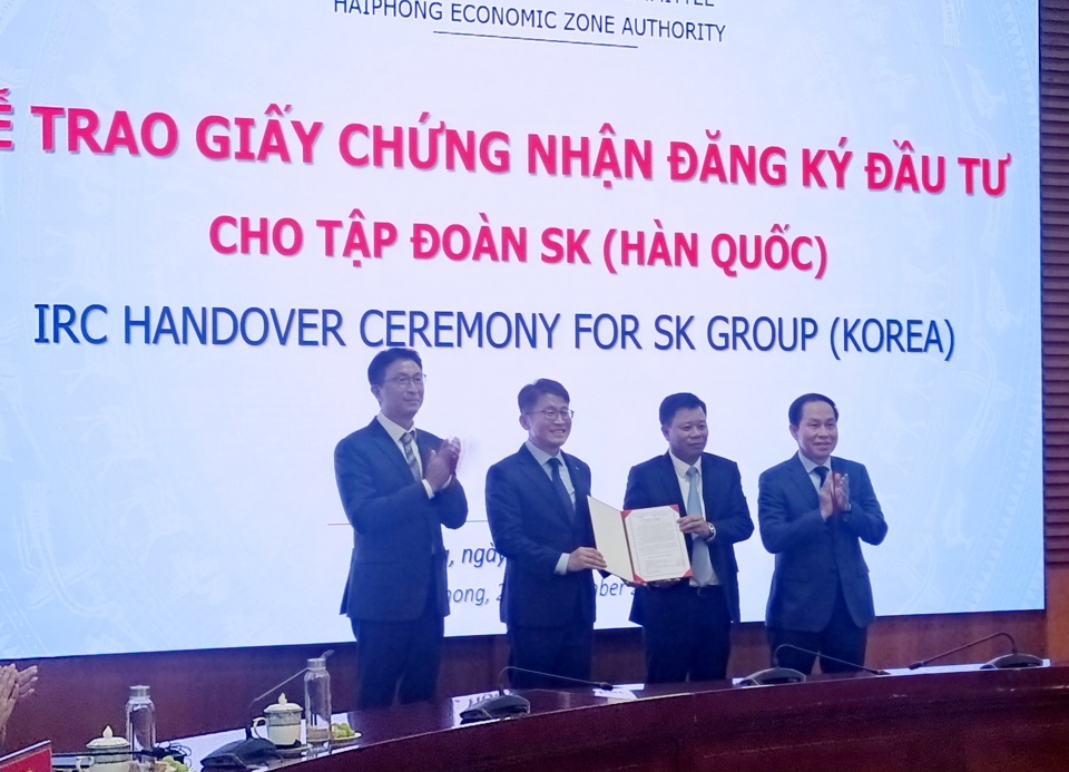 Lễ trao Giấy chứng nhận cho nh&agrave; đầu tư SK (H&agrave;n Quốc). Ảnh Vĩnh Qu&acirc;n