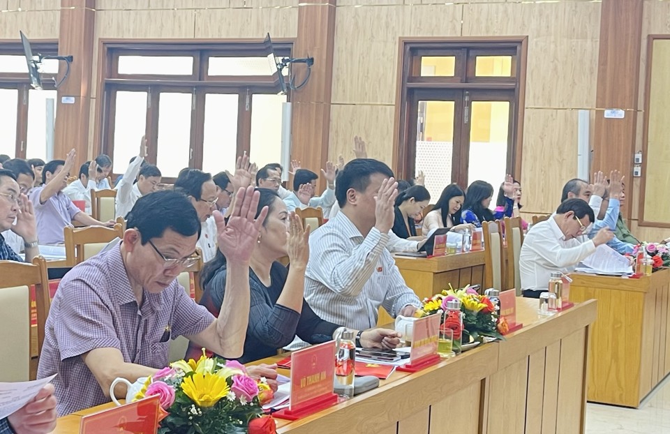 C&aacute;c đại biểu HĐND tỉnh Quảng Ng&atilde;i biểu quyết th&ocirc;ng qua Nghị quyết.