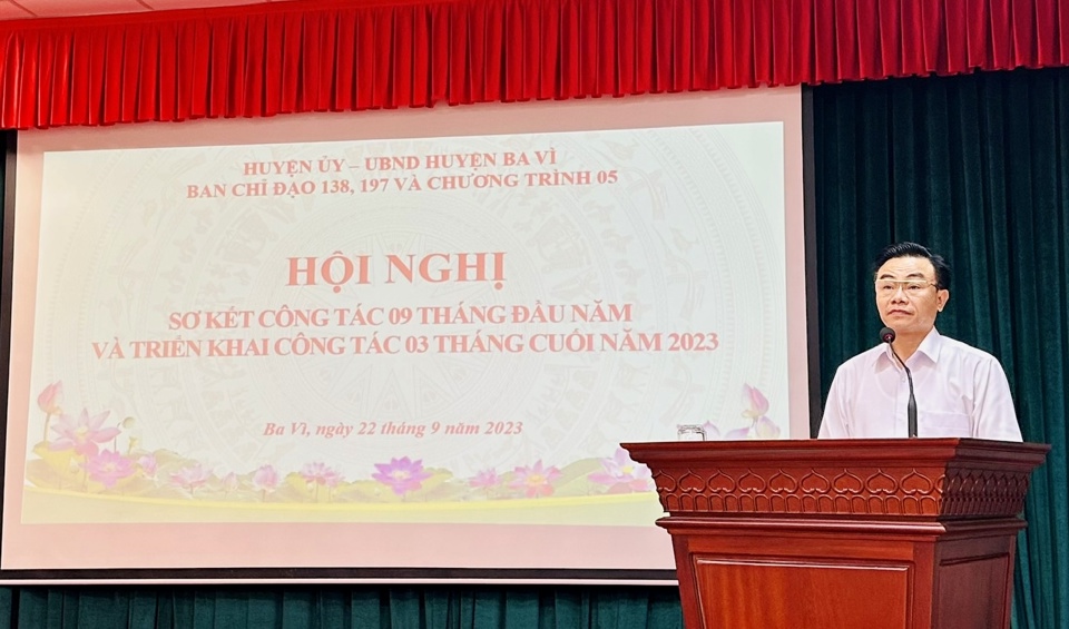 Ph&oacute; Chủ tịch UBND huyện Trần Quang Khuy&ecirc;n ph&aacute;t biểu tại Hội nghị.