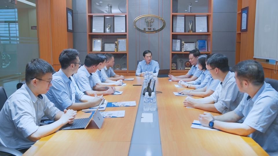 Tổng Giám đốc EMTC Nguyễn Ngọc Chung (giữa) trao đổi công việc trong việc phát triển thang máy. Ảnh: Khắc Kiên