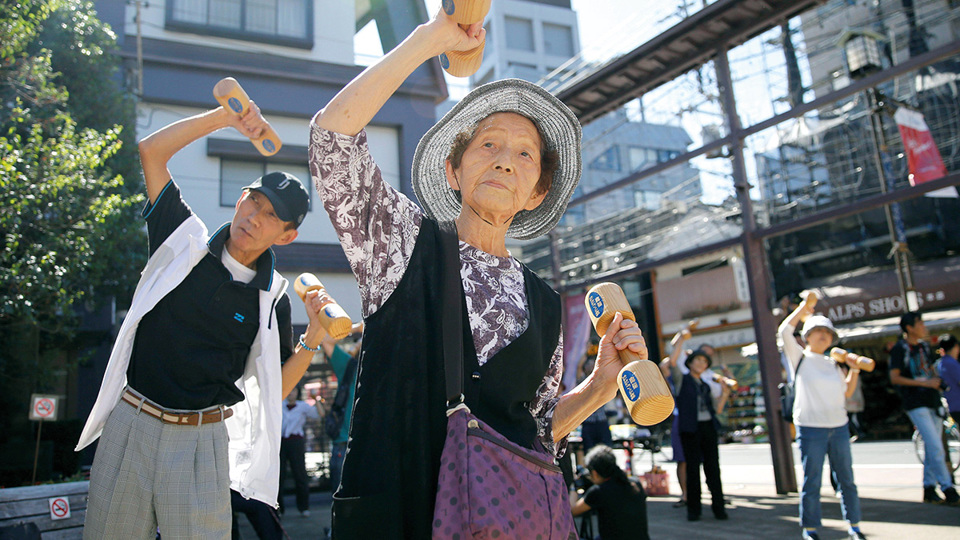 Người gi&agrave; tập thể dục với tạ gỗ trong một hoạt động n&acirc;ng cao sức khỏe nh&acirc;n Ng&agrave;y Người cao tuổi của Nhật Bản, tại Thủ đ&ocirc; Tokyo. Ảnh: Reuters