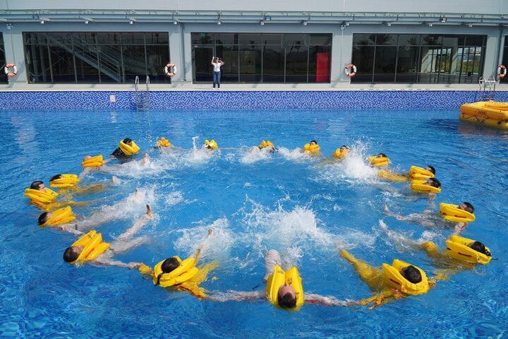 Hồ bơi tạo s&oacute;ng ti&ecirc;u chuẩn Olympic. (Ảnh: Học viện H&agrave;ng kh&ocirc;ng Vietjet)