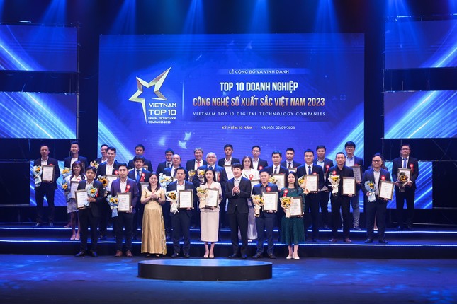 Lễ Vinh danh v&agrave; trao Chứng nhận TOP 10 Doanh nghiệp C&ocirc;ng nghệ số xuất sắc Việt Nam 2023