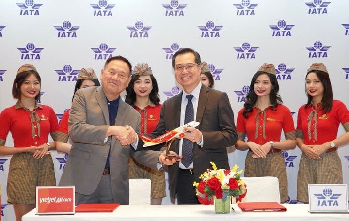 &Ocirc;ng Philip Goh - Ph&oacute; Chủ tịch IATA khu vực Ch&acirc;u &Aacute; - Th&aacute;i B&igrave;nh Dương v&agrave; Ph&oacute; Tổng gi&aacute;m đốc Vietjet, Chủ tịch Học viện H&agrave;ng kh&ocirc;ng Vietjet, &ocirc;ng Lương Thế Ph&uacute;c (tr&aacute;i) k&yacute; kết hợp t&aacute;c đưa Học viện H&agrave;ng kh&ocirc;ng Vietjet tham gia mạng lưới đ&agrave;o tạo quốc tế của IATA. (Ảnh: Vietjet)